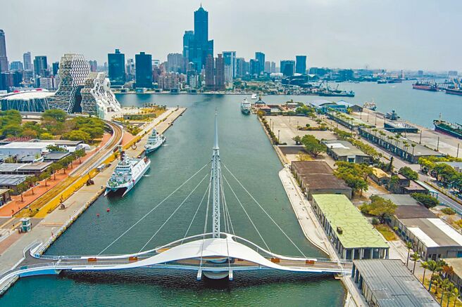 第33届金曲奖睽违17年，将在7月移师高雄，可望带动一波观光热潮。图为大港桥。（高市观光局提供／柯宗纬高雄传真）