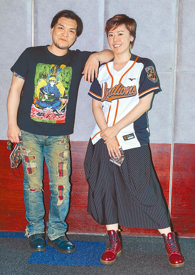 江惠仪（右）入围金曲3项大奖，昨同框制作人男友分享喜悦。（粘耿豪摄）