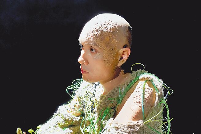 黃宣日前釋出新歌MV，用心打造特殊造型，十分搶眼。（否極泰來音樂股份有限公司提供）