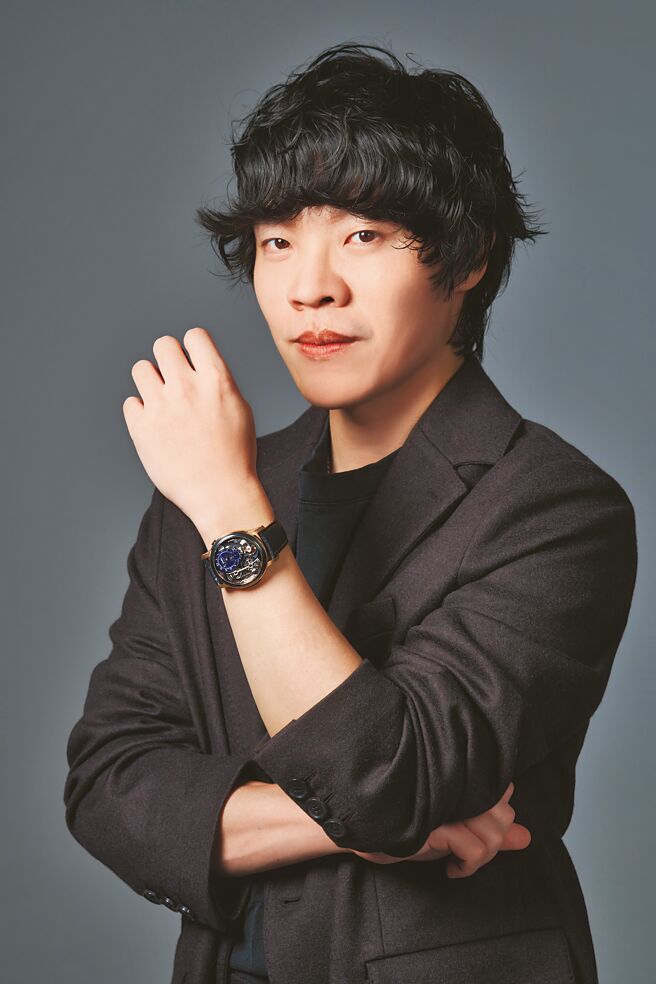 卢广仲的新专辑《励志论》入围金曲奖4项大奖，他效法NBA球星柯瑞的励志哲学，以歌声影响周遭的人，佩戴要价逾5百万元的独立制表师Romain Gauthier经典代表作Logical One Bi-color芝麻炼机芯腕表。（JOJ PHOTO摄，图片企画／中时时尚，服装提供／BALLY）