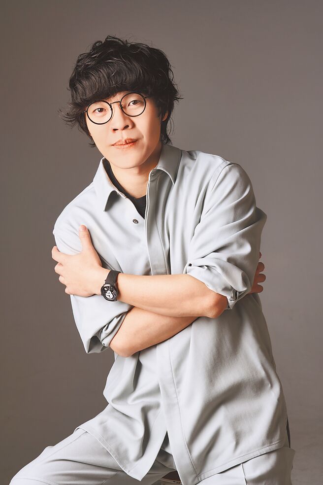 卢广仲以平常心看待金曲奖，并且祝福入围的歌手，让今年的金曲奖更有看头，佩戴独立制表师Romain Gauthier的Insight Micro-Rotor Black Titanium腕表，要价逾3百万元。（JOJ PHOTO摄，图片企画／中时时尚，服装提供／BALLY）