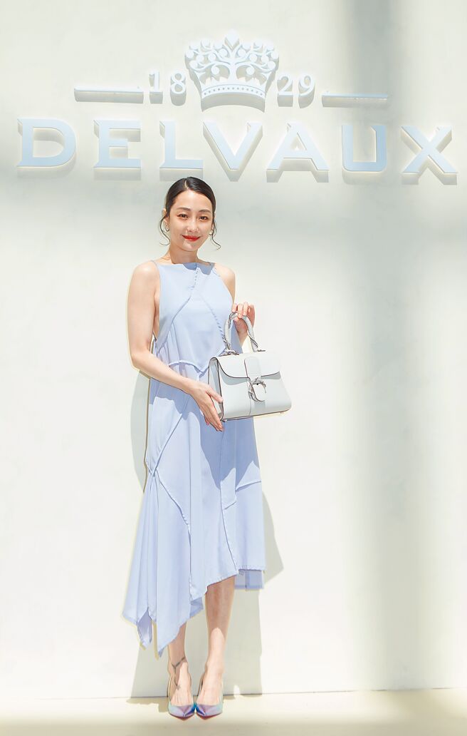 谢欣颖以紫色洋装搭配Delvaux Leather Mastery系列的冷冽灰Brillant PM Enlaced手袋，价格店洽。（吴松翰摄）