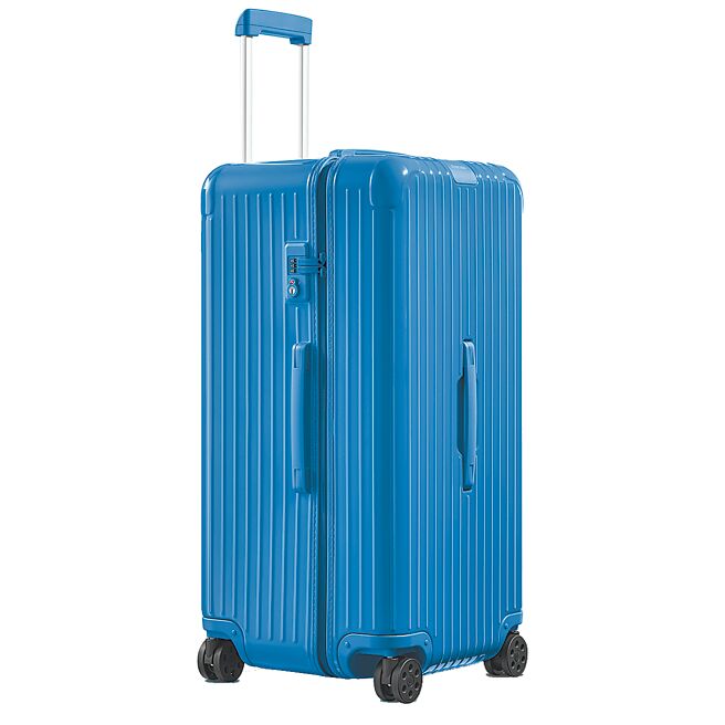 新光三越的RIMOWA Essential系列Trunk Plus Azure雾蓝色行李箱，推荐价3万8600元。（新光三越提供）