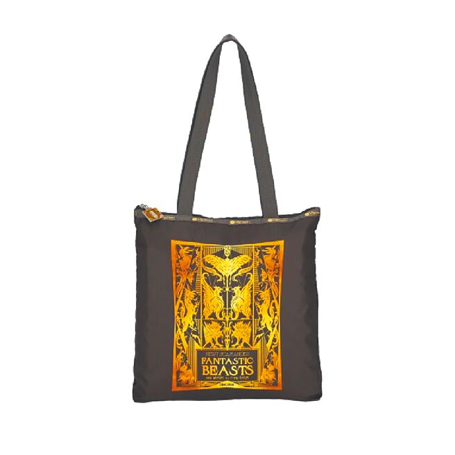 新光三越的LeSportsac FANTASTIC BEASTS黄金兽长型托特包，将魔法世界背上身，推荐价4500元。（新光三越提供）