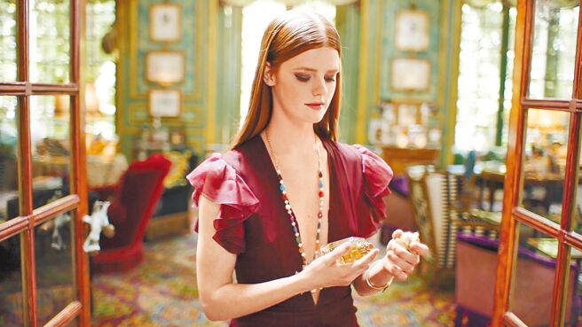 夏日香氛的选择，以轻透凉爽为原则，切勿使用过于厚重的木质香调。（Sisley提供）