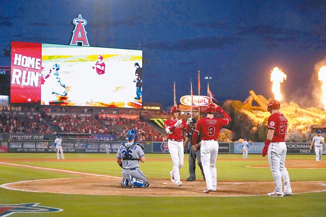大谷翔平在6局下擊出3分炮，回到本壘與隊友擊掌。（路透）