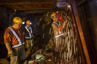 用鏡頭看台灣》末代礦工再入坑修坑道 不為採礦只為留下歷史
