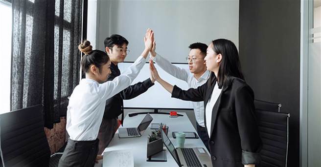 原PO放弃高薪金融业工作，改当月领28K学徒，却掀起家庭风暴，让他忍不住问「我真的疯了吗」。(示意图／pexels)