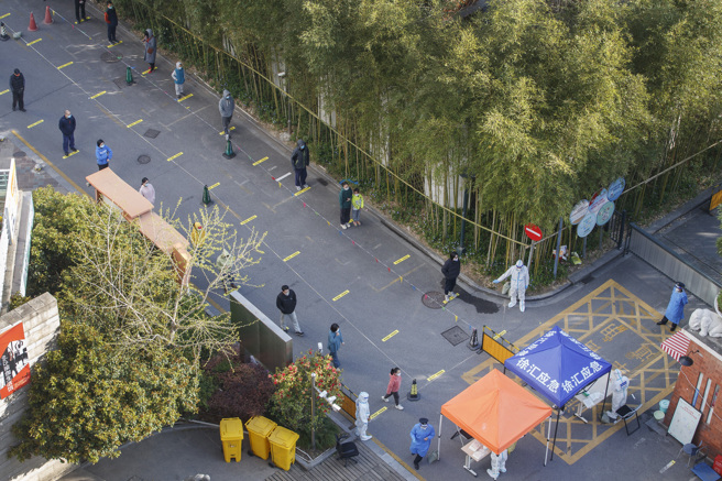 在无症状与轻症占99%以上的Omicron疫情上，再花费大量资源用于核酸检测的必要性遭到普遍的质疑。图为上海市民无穷无尽地排队做核酸检测。（图／新华社）