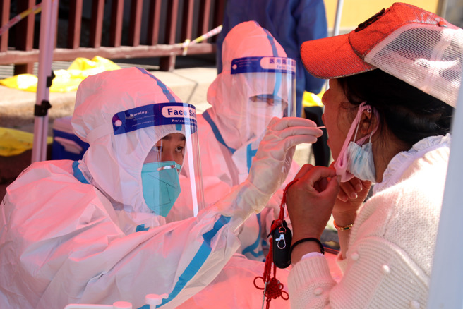 大陆的清零政在国际上被用来对抗美国对中国的政治施压，在大陆内部也存在政府与民间意见的分歧，今年中共20大即将召开，防疫政策的讨论也受政治影响而偏离专业范畴。（图／新华社）