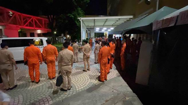 海军一架S-70C反潜直升机22日下午训练时重摔落地，导致4名军官轻重伤。其中。伤重的机工长刘尚钧2至3度烧烫伤，面积约90至95％，晚间传出家属放弃急救，要留最后一口气送回桃园老家，同袍列队不舍泪喊「回家了」。（民眾提供／林瑞益高雄传真）