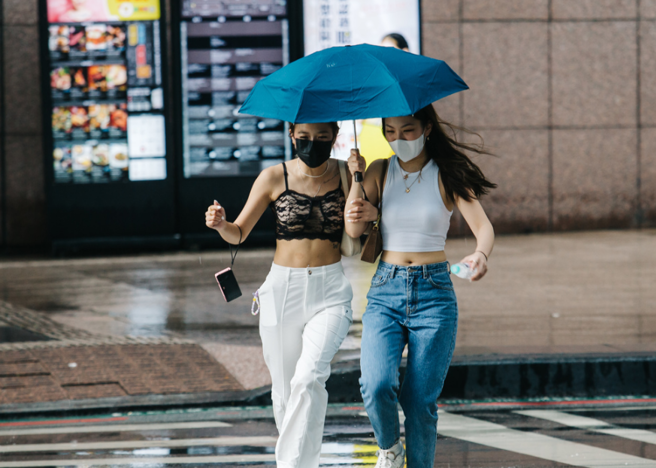 全台天氣悶熱，中午過後有雷雨機率。（郭吉銓攝）