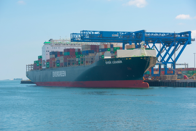 货柜双雄长荣、阳明股价破底失守百元大关，引来企业投资大户逢低加码抄底。（示意图/达志影像/shutterstock）