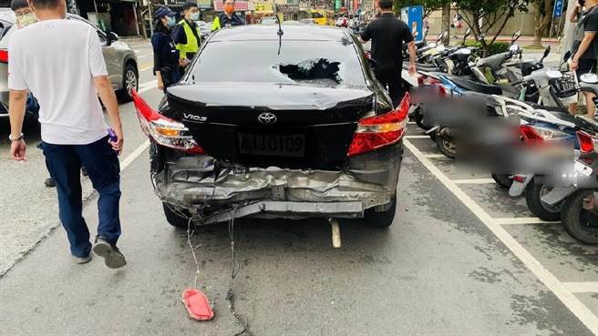 陈的座车遭3嫌从后方追撞。（警方提供）