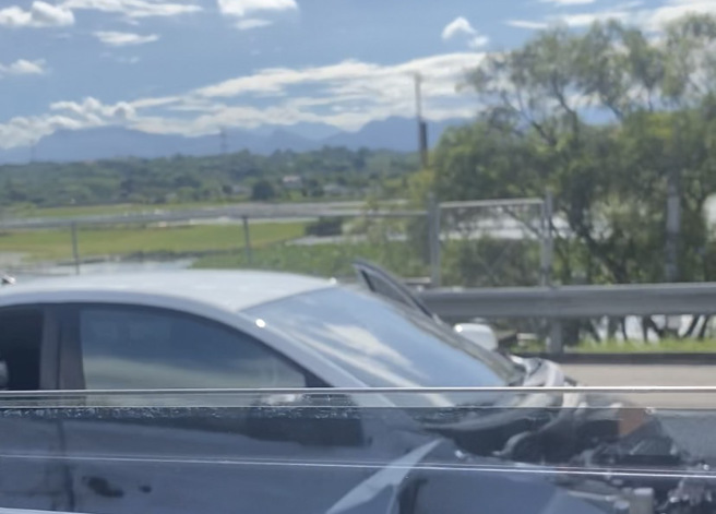 国3乌山头北上路段5车连环撞，造成3驾驶受伤车流严重回堵。(记者爆料网提供)