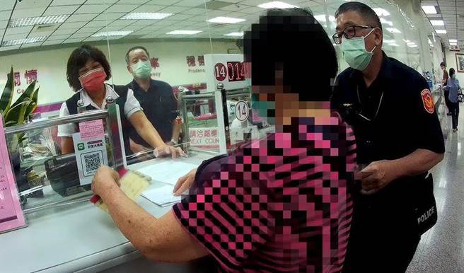 妇人遭诈骗要求匯款48万，员警苦口婆心才保住这积蓄。(警方提供)