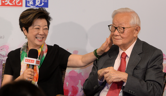 台積電志工社社長張淑芬（左）積極參與公益活動。（圖／報系資料照）