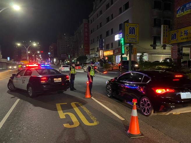 新修正的道路交通管理处罚条例，对于酒驾加重罚责已于今年3月31日上路，淡水警分局于新制实施后即针对淡水、三芝地区易酒驾、易肇事路段加强拦检稽查，统计本年度迄今共取缔酒后驾车及移送公共危险罪计165件。(淡水警分局提供)