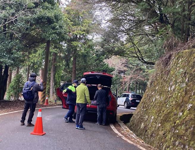 东势林区管理处会同和平警分局雪山派出所拦查盗伐嫌犯。(东势林区管理处提供)