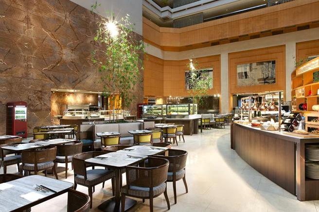 （台北喜来登十二厨Buffet6/27-6/30快闪优惠，现切肋眼牛排、海鲜总匯通通吃到饱，最高现省1,490元。图／台北喜来登饭店提供）