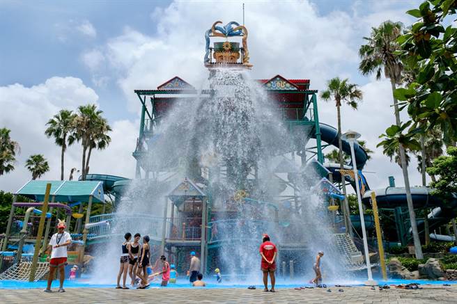 假日12岁以下小朋友，只要一名大人现场购买全票陪同，即可免费入园。(丽宝乐园渡假区)