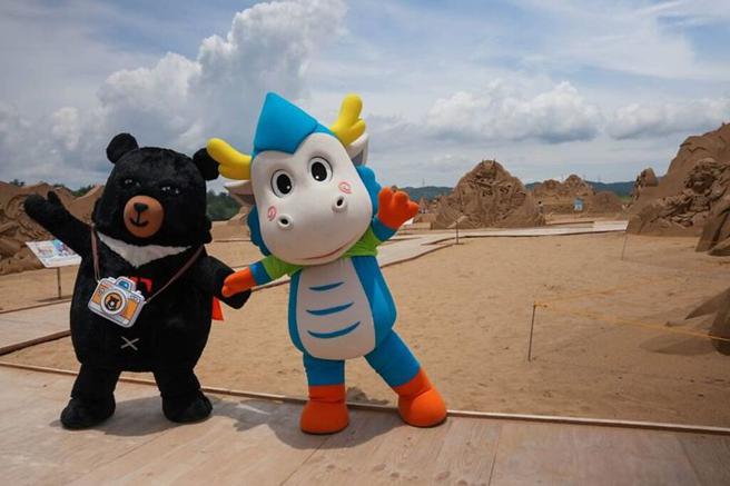 ▲今年福隆國際沙雕藝術季主題為「霹靂傳奇‧掌中天下」，現場呈現多個霹靂布袋戲場景。　圖：東北角暨宜蘭海岸國家風景區管理處／提供

