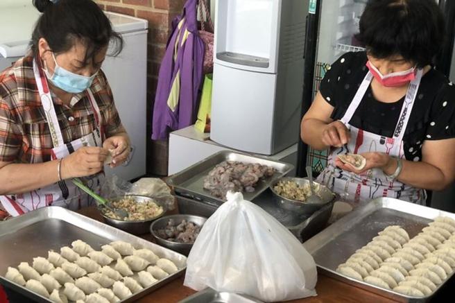 ▲马沙沟观光休閒协会携手社区妈妈重返职场发挥长才。　图：海中央小舖／提供