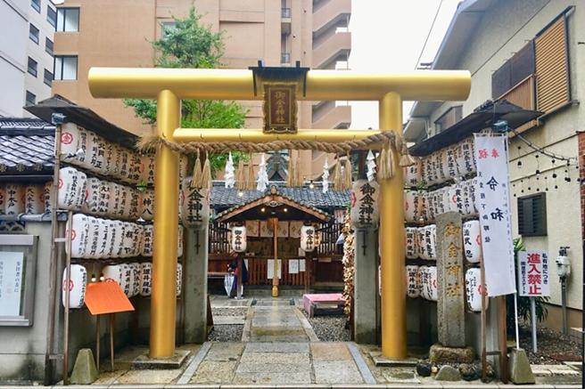 御金神社的金色大鸟居超抢眼！光看就觉得能量满满！　图：写真AC／来源