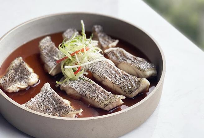 （礁溪寒沐酒店挺漁民，大量採購石斑入饌，MU TABLE餐廳推出「古味清蒸鮮石斑。圖／礁溪寒沐酒店提供）