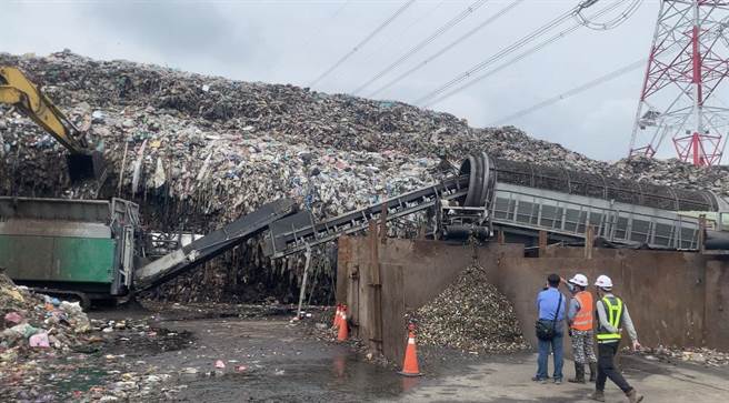 草屯镇垃圾场，使用移动式垃圾分选及打包设施。（廖志晃摄）