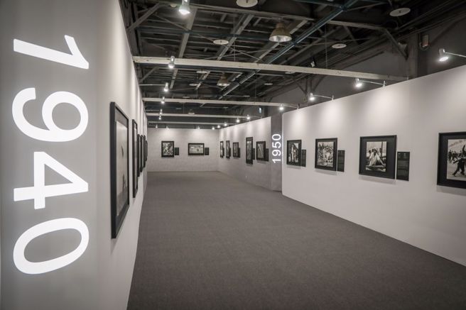 普立兹新闻摄影奖80周年展23日开展，作品横跨80个年头。图 / 时艺多媒体提供。