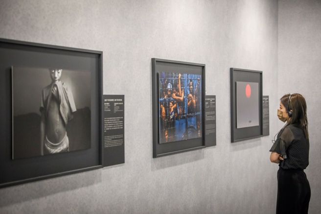 展出自1942年开始，80年间得奖作品。图 / 时艺多媒体提供。