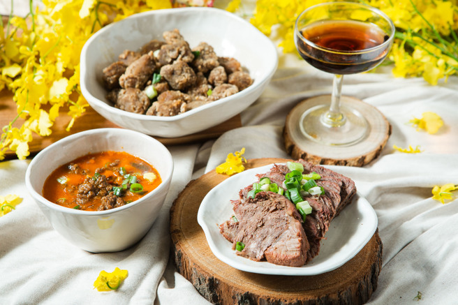美國肉類出口協會首次與台灣農畜產工業股份有限公司，推出秘香炸牛、陳香老滷牛及粹釀牛肉燥等3款冷凍料理包新品。(業者提供)