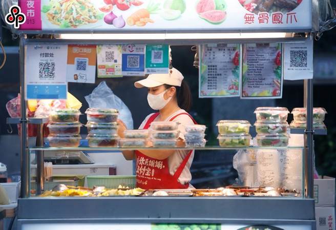 受到新冠肺炎疫情影響，民眾自主減少內用，持續影響我國內需服務業。（報系資料照）