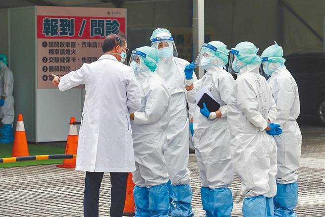 疫情虽然逐渐趋缓，但每天仍有5万人确诊，医疗人员仍须照顾许多确诊者，人力相当吃紧。（示意图／本报资料照片）
