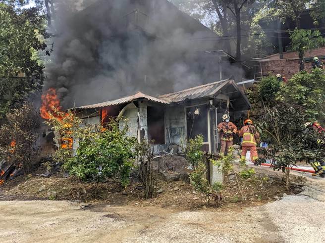新店區民宅1樓起火，無人員傷亡。（王揚傑翻攝）