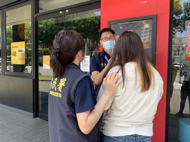 新竹市专勤队在新竹1间麦当劳找到失联女移工。（新竹市专勤队提供／王惠慧新竹传真）