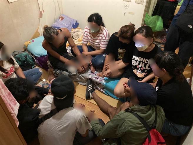 专勤队随女移工回到住处，一举查获15名失联移工，全都依法查办。（新竹市专勤队提供／王惠慧新竹传真）
