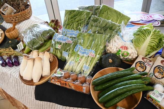 彰化县政府调涨幸福餐券，国小从50元加值到55元，国中从原来的50元升级到60元， 5大超商也配合推出各项优惠组合套。（吴敏菁摄）