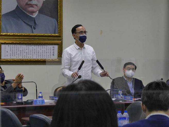 海軍S-70C反潛直升機前天發生墜機意外，機工長劉尚鈞傷重不治。國民黨主席朱立倫今在臉書向家屬致哀，表達悲慟與不捨，也呼籲民進黨政府盡快查明造成意外原因，還給全軍與家屬一個真相與公道，避免同樣的憾事再度發生。（周志豪攝）