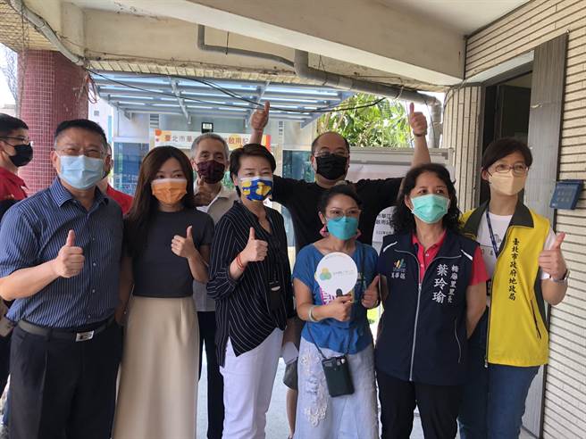 黃珊珊（前排左三）上午出席華江整宅新設電梯記者會，對是否會恢復發放敬老金，她表示台北市議會已通過，中央也表態，授權北市府按照財政狀況當發放級距，現在已在討論。（張芷瑜攝）