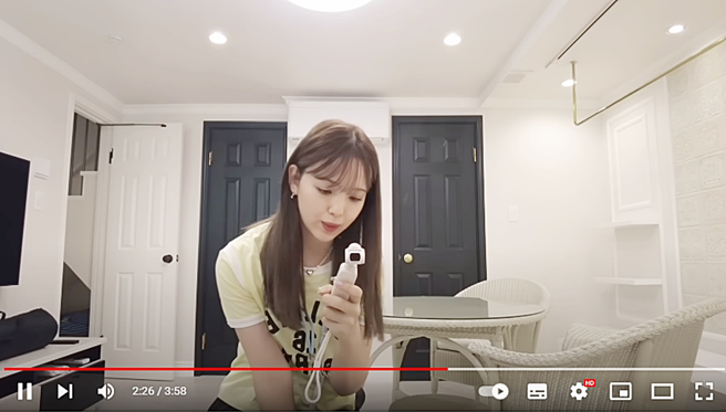 藤田妮可拍片开箱新入手的豪宅。（图／翻摄自藤田ニコル⭐️NICOLE FUJITA Youtube）