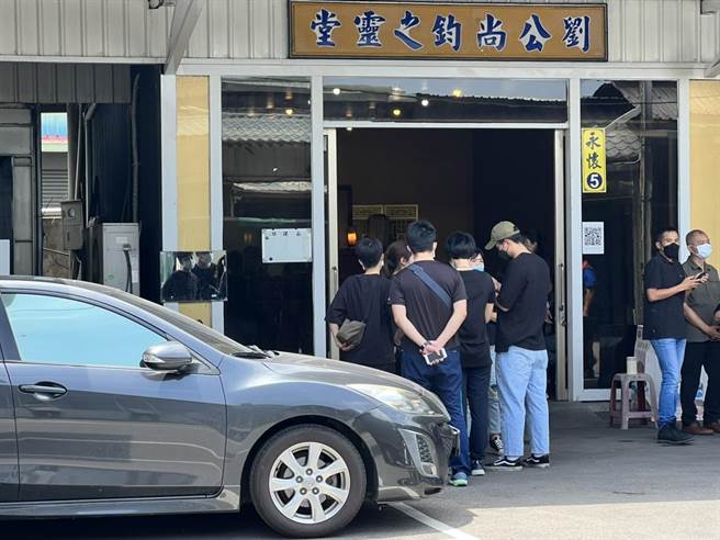 海军S-70C反潜直升机事故，机工长刘尚钧昨晚不治身亡，灵堂设置于中坜某殡仪馆。（民眾提供／蔡明亘桃园传真）