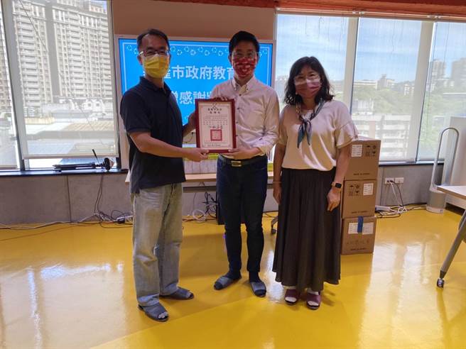 立委蔡適應（圖中）向意欣國際募集2000劑唾液快篩，捐贈給基隆市教育處，分送幼稚園孩童。（蔡適應辦公室提供／張志康基隆傳真）