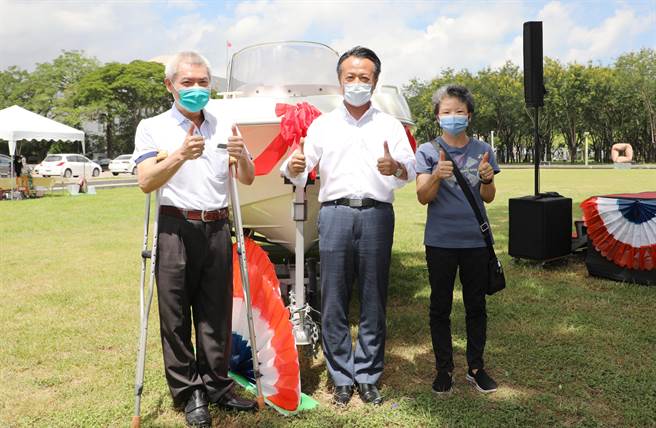 轻游艇得主刘姓男子还在念大学，就住在溪口乡，因正值期末考，今由父母代为领奖。（吕妍庭摄）