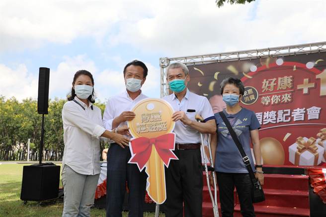 轻游艇得主刘姓男子还在念大学，就住在溪口乡，因正值期末考，今由父母代为领奖。（吕妍庭摄）