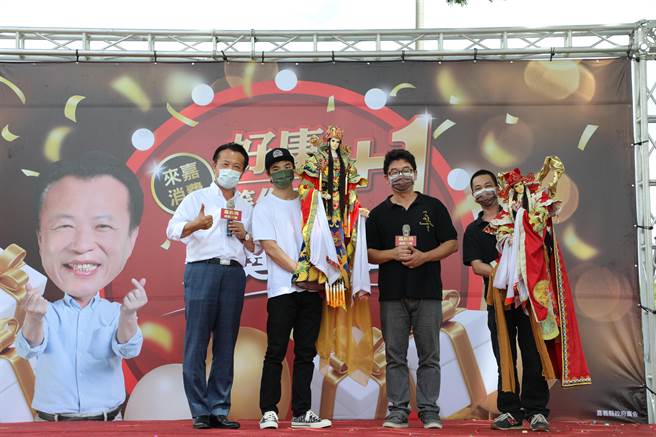 天官布袋戏偶，由位于民雄乡嘉义县表演艺术中心驻馆团队三昧堂精工打造，中奖的顏姓民眾（左二）也是民雄乡人。（吕妍庭摄）