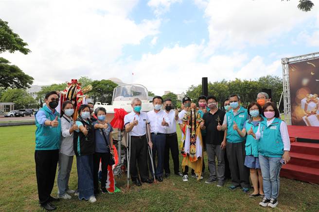 嘉义县政府响应行政院去年振兴五倍券刺激消费，举办抽奖活动，今嘉义县长翁章梁亲自送出市值142万第2大奖轻游艇及10万元天官戏偶给幸运儿。（吕妍庭摄）
