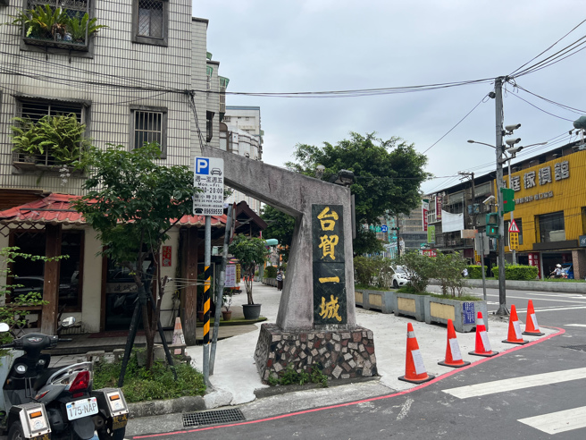 抢下中和区「台贸一城都更案」的前远航董座张w纲维批评前立委张庆忠「愿赌不服输」，张庆忠回批，张纲维负债累累，他来都更根本就是「请鬼拿药单」。（图／林金池摄）