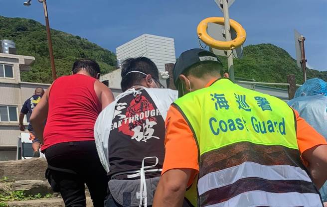 瑞芳海滨24日上午发生溺水意外，经新北警消及海巡单位协助送医后，仍宣告不治。（读者提供／张志康基隆报导）